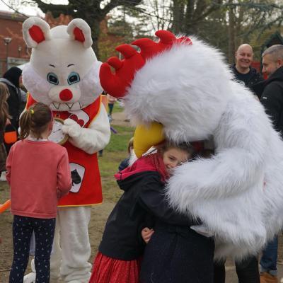 Chasse aux œufs 2023 : un lapin et une poule géante avec les enfants dans le Parc Malraux © Ville de La Madeleine