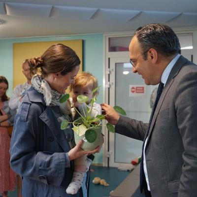 Monsieur le Maire, des parents et leur enfant à la Fête des Famille © Ville de La Madeleine