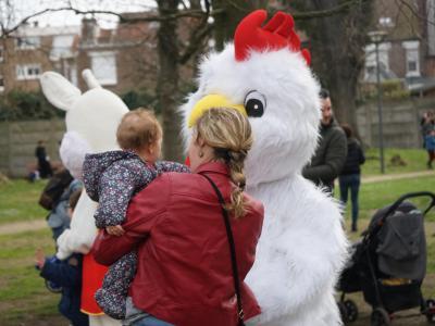 Chasse aux œufs 2023 : la poule géante avec un parent et son enfant dans le Parc Malraux © Ville de La Madeleine