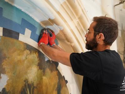 L'une des fresques en cours de rénovation par un peintre expert © Ville de La Madeleine