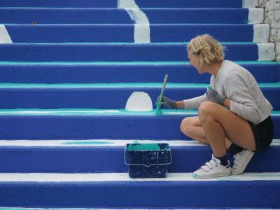 Photo de la fresque "À quai" du Studio Les Canailles en cours de réalisation sur l'escalier menant en bords de Deûle, 2022 © Ville de La Madeleine