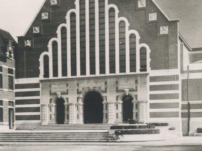 Photo de la façade de l'église Notre-Dame-de-Lourdes © Henri Sohier