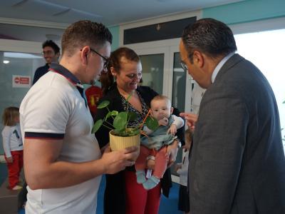 Monsieur le Maire, des parents et leur enfant à la Fête des Famille © Ville de La Madeleine