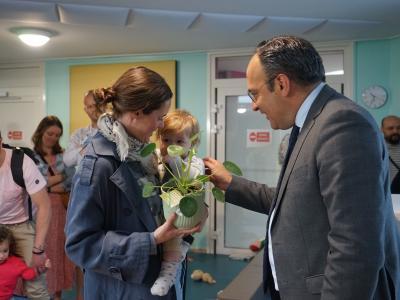 Monsieur le Maire, des parents et leur enfant à la Fête des Famille © Ville de La Madeleine