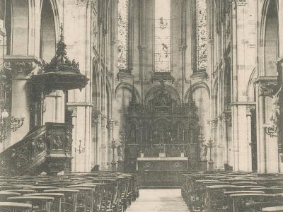 Carte postale ancienne de l'intérieur de l'église Sainte-Marie-Madeleine © Fonds Christian Janssens