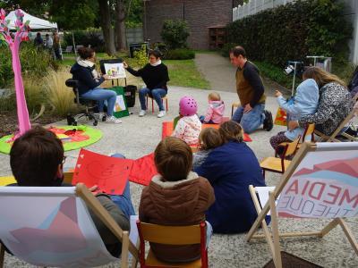 Jardins en fête : lecture à voix haute dans le jardin de la médiathèque municipale | © Ville de La Madeleine