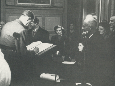 Le Général de Gaulle signant le livre d'Or de la mairie le 13 février 1949 © Archives municipales fonds Christian Janssens