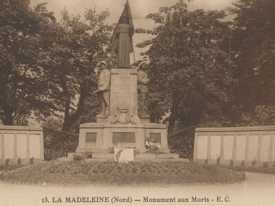 Le premier Monuments aux Morts a été inauguré en 1924 © Archives municipales de La Madeleine, fonds Christian Janssens, 1Z 50