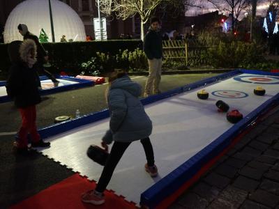 Les enfants s'amusent sur la piste de curling proposée lors du  Village de Noël madeleinois © Ville de La Madeleine