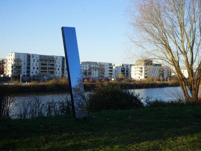 Photo de l'œuvre de Quentin Carnaille "Projection", visible en bord de Deûle © Ville de La Madeleine