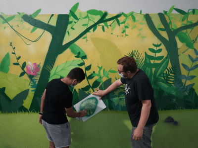 Photo de la fresque de Sancé et Reaphe en cours de réalisation avec la participation des jeunes Madeleinois, 2021 © Ville de La Madeleine