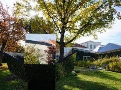 Photo de l'œuvre de Quentin Carnaille «Équilibre», visible dans la jardin de la Médiathèque © Ville de La Madeleine
