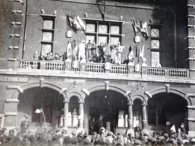 Rassemblement à l'Hôtel de Ville lors de la Libération © Archives municipales fonds Christian Janssens