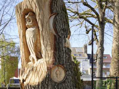 Photo de la sculpture sur l'arbre © Ville de La Madeleine