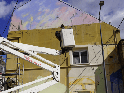 Photo de la fresque d'Aurélie Damon située rue de Paris en cours de réalisation © Ville de La Madeleine 