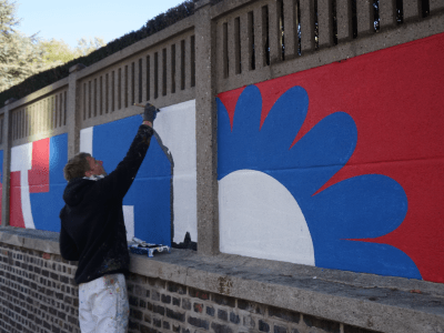 Photo de la fresque de LEM en cours de réalisation sur le mur extérieur du cimetière, 2021 © Ville de La Madeleine
