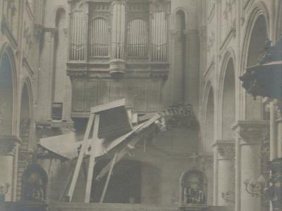 La tribune de l'orgue effondrée lorsque le clocher a été frappé par la foudre en 1917 © Fonds Christian Janssens