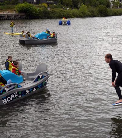 Photo de participants aux activités nautiques et de la démonstration de foil (surf sans vague) © Ville de La Madeleine