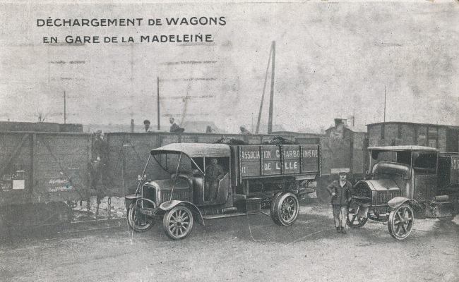 Déchargement de wagons à la gare à la fin des années 1920 © Archives municipales de La Madeleine, fonds Christian Janssens, 1Z 50
