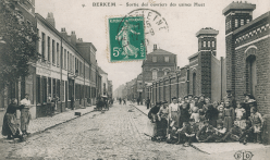 Sortie des ouvriers de l'usine Huet dans les années 1920 © Archives municipales de La Madeleine, fonds Christian Janssens, 1Z 49