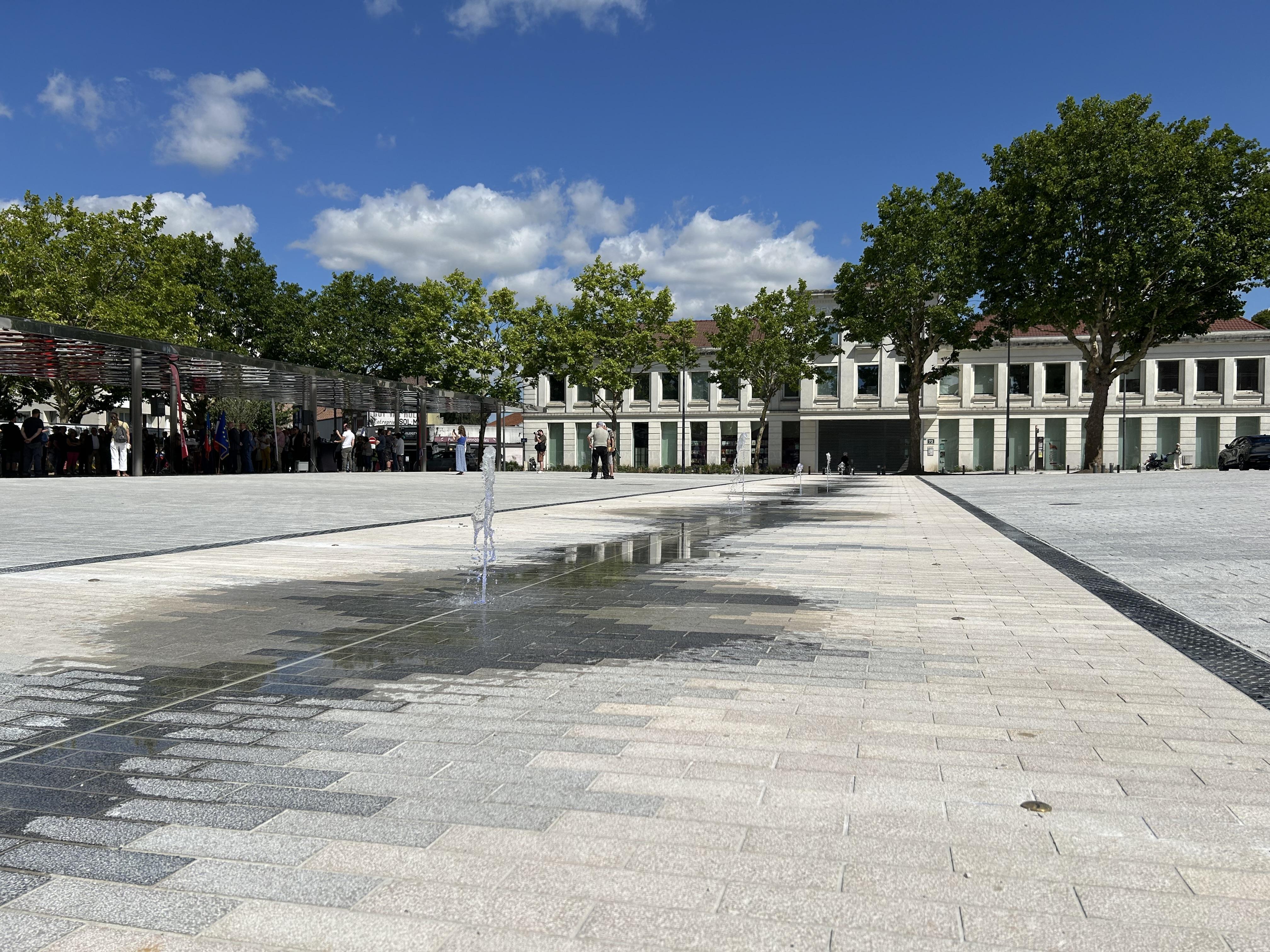 Place avec fontaine